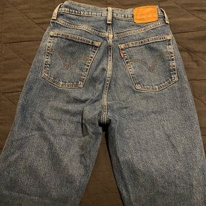 Levi’s Ribcage Straight Leg Cropped Jeans